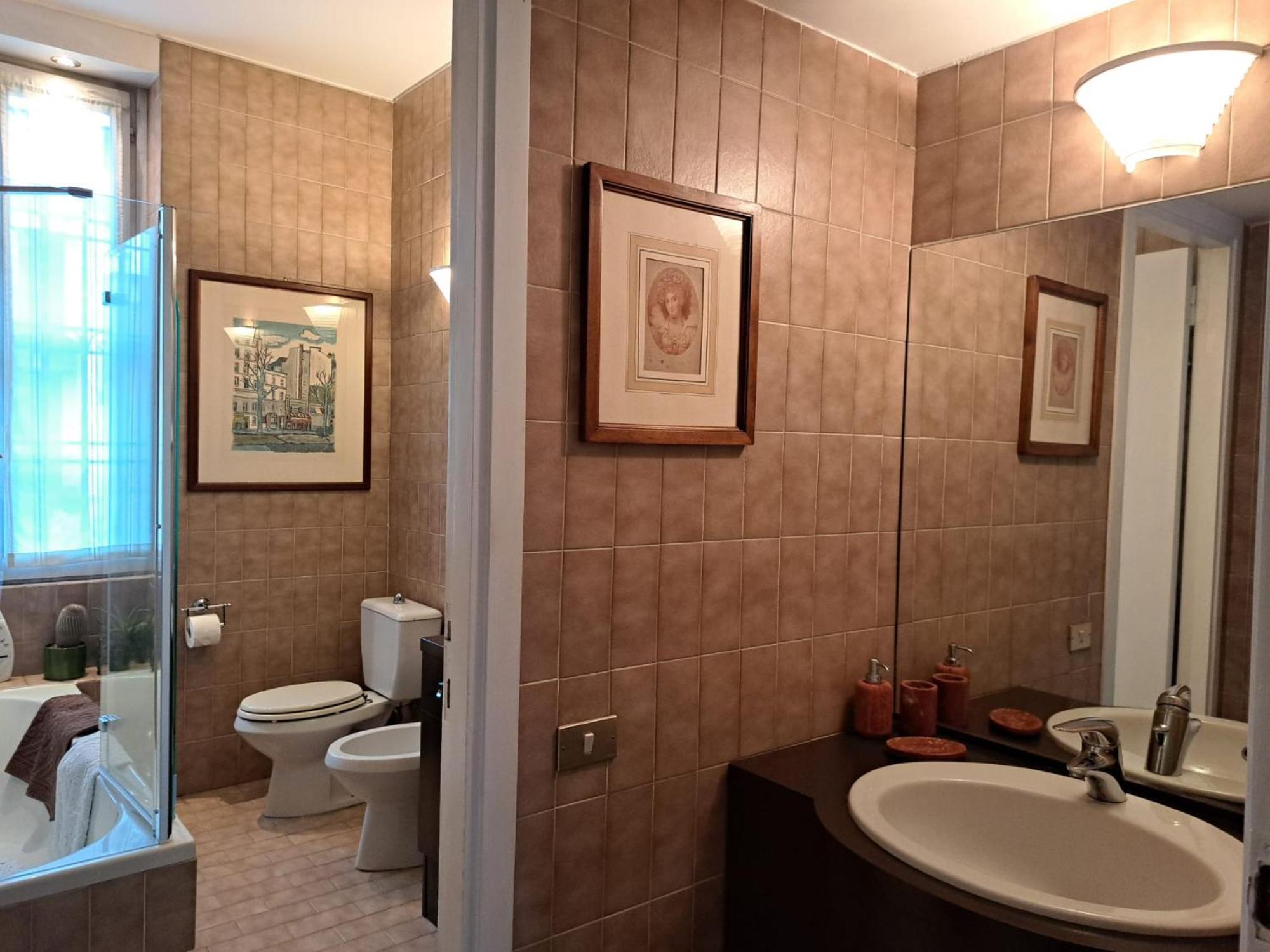 Bed and breakfast Casa Mari - Free Secure Parking, Breakfast, Private Bathroom, Wifi, Garden, Aircon, 3 Min Walk To Metro And Train Station *