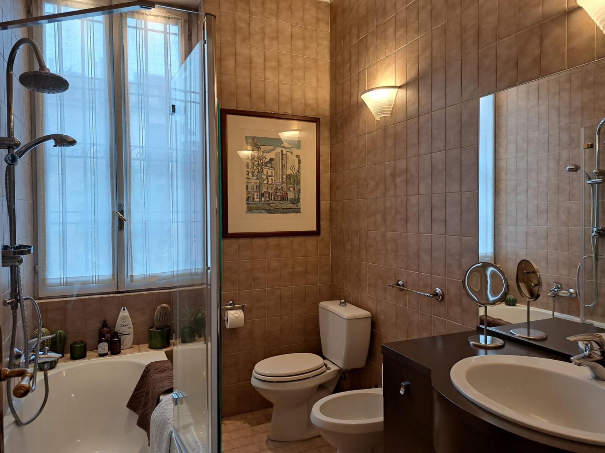 Bed and breakfast Casa Mari - Free Secure Parking, Breakfast, Private Bathroom, Wifi, Garden, Aircon, 3 Min Walk To Metro And Train Station *