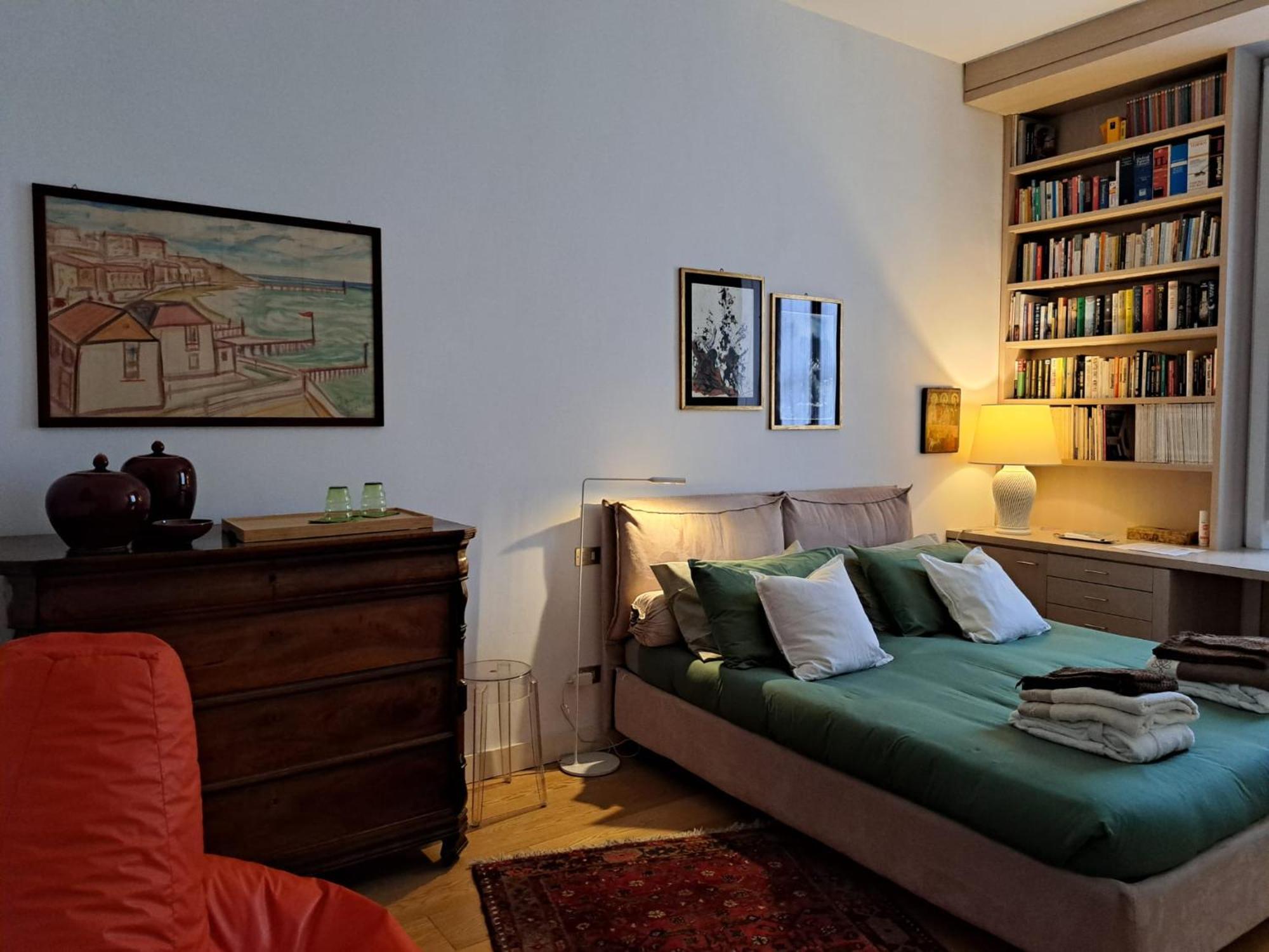 Casa Mari - Free Secure Parking, Breakfast, Private Bathroom, Wifi, Garden, Aircon, 5 Min Walk To Metro And Train Station * Milan