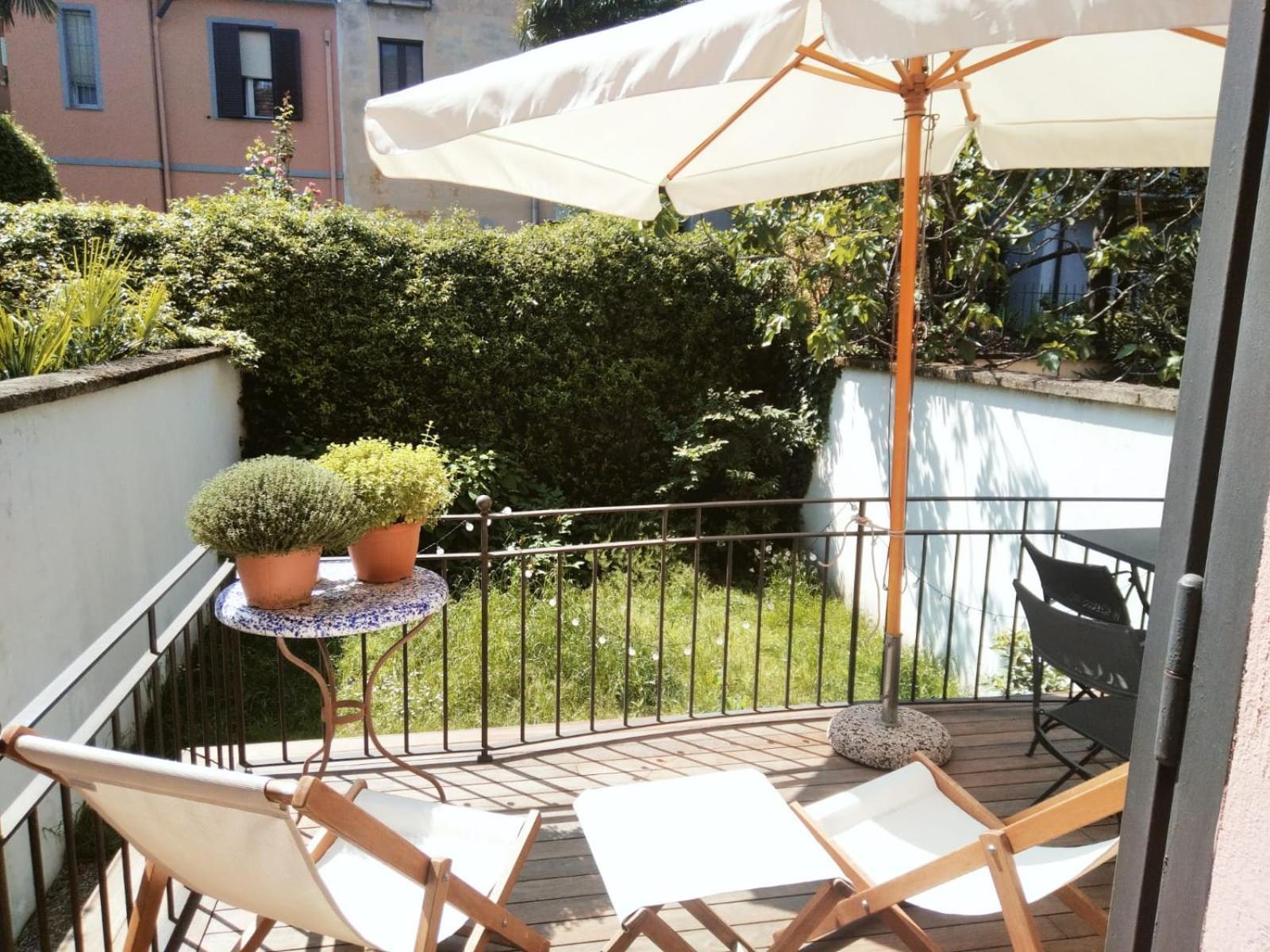 Casa Mari - Free Secure Parking, Breakfast, Private Bathroom, Wifi, Garden, Aircon, 5 Min Walk To Metro And Train Station * Milan