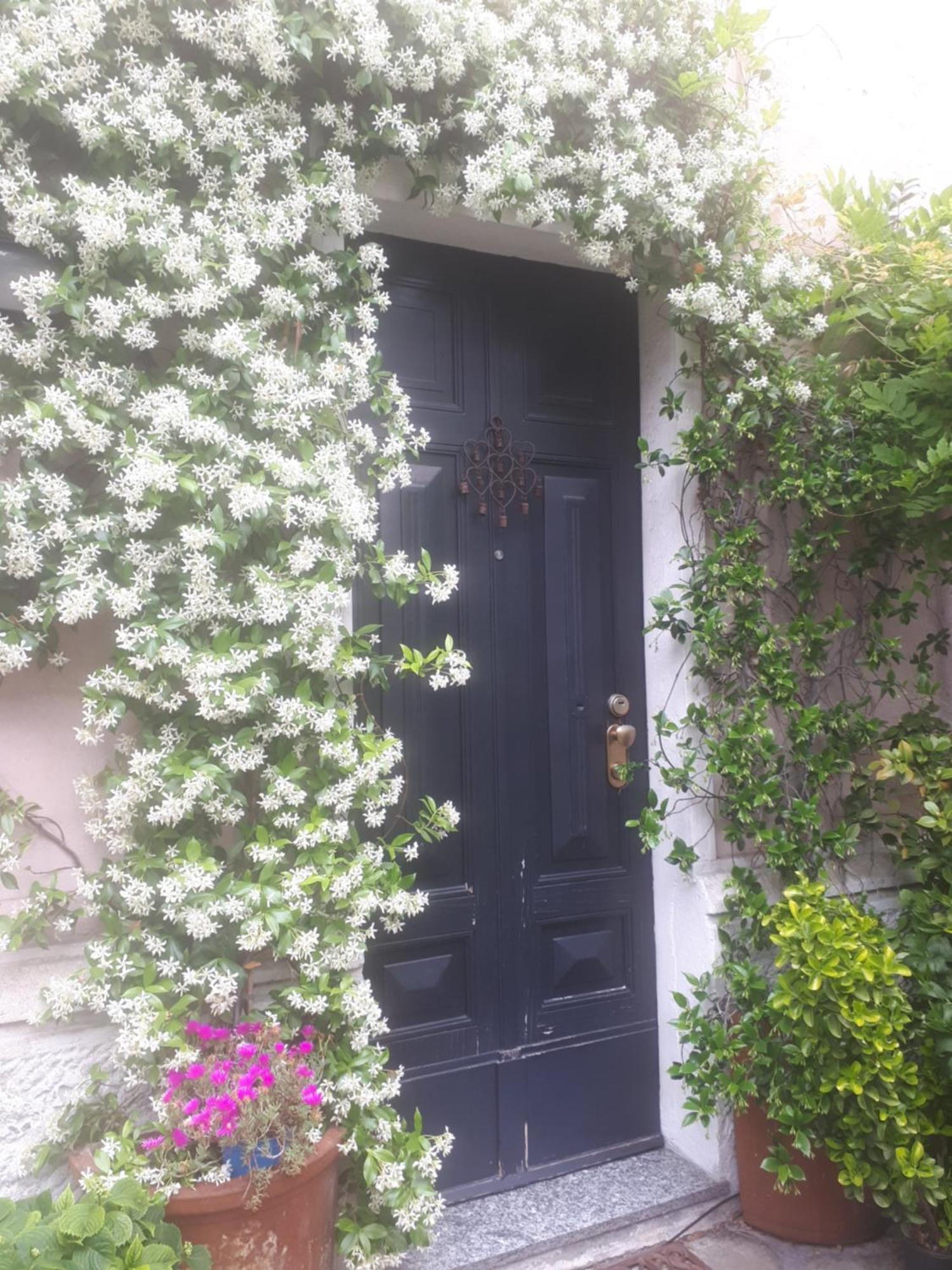 Casa Mari - Free Secure Parking, Breakfast, Private Bathroom, Wifi, Garden, Aircon, 5 Min Walk To Metro And Train Station
